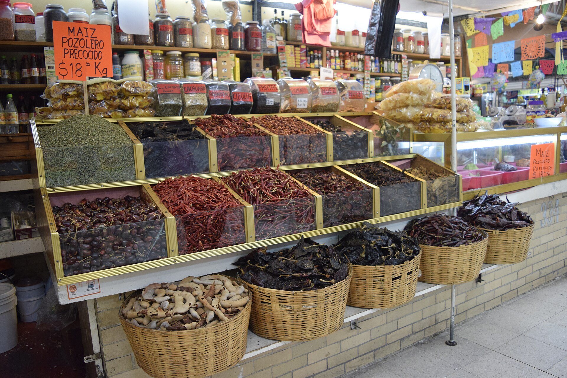 Puesto de chiles secos y especias en un mercado de Ciudad de México